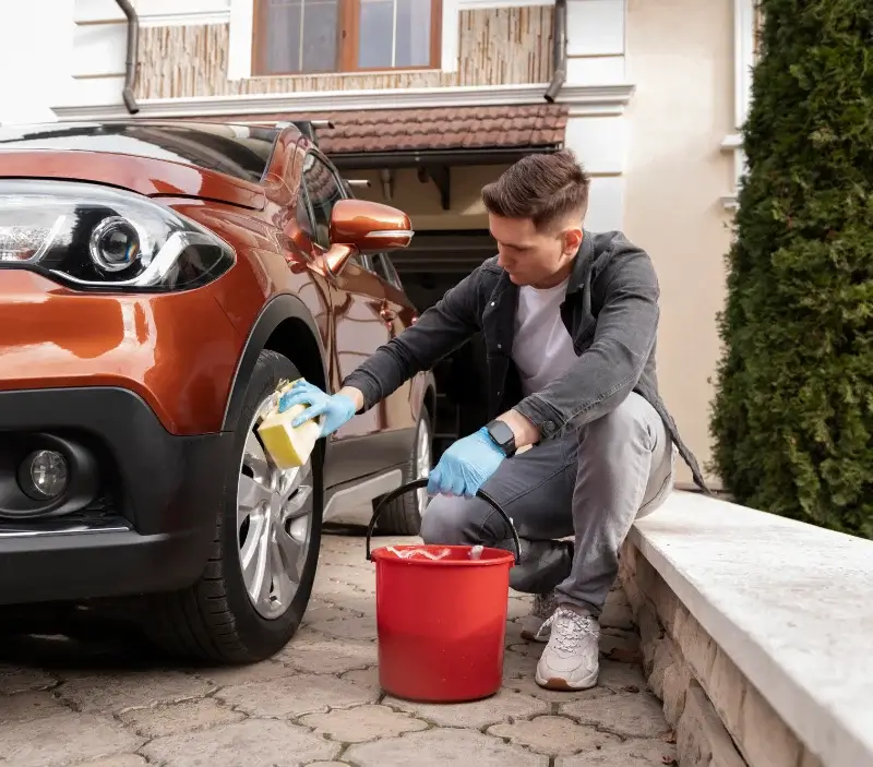 Lavage auto à domicile Lafitte-sur-Lot : professionnel intervenant sur un véhicule